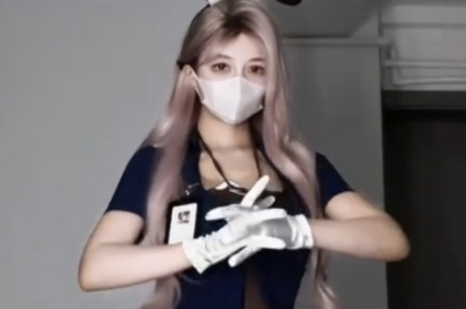 谢娜成都演唱会想看人数超35万艺人跨界为何引争议