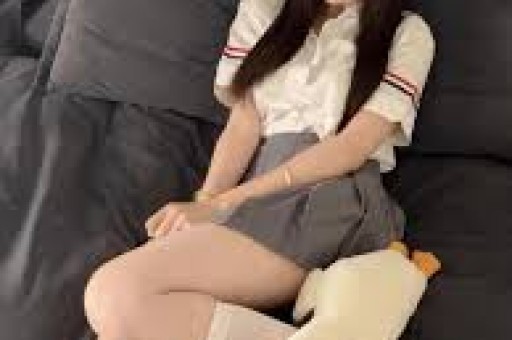 刚分手一周！八卦媒体爆料：维尼修斯在私人场所与数位女性聚会